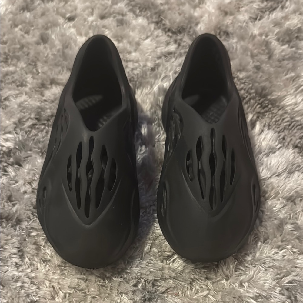 kids yeezy foam slides